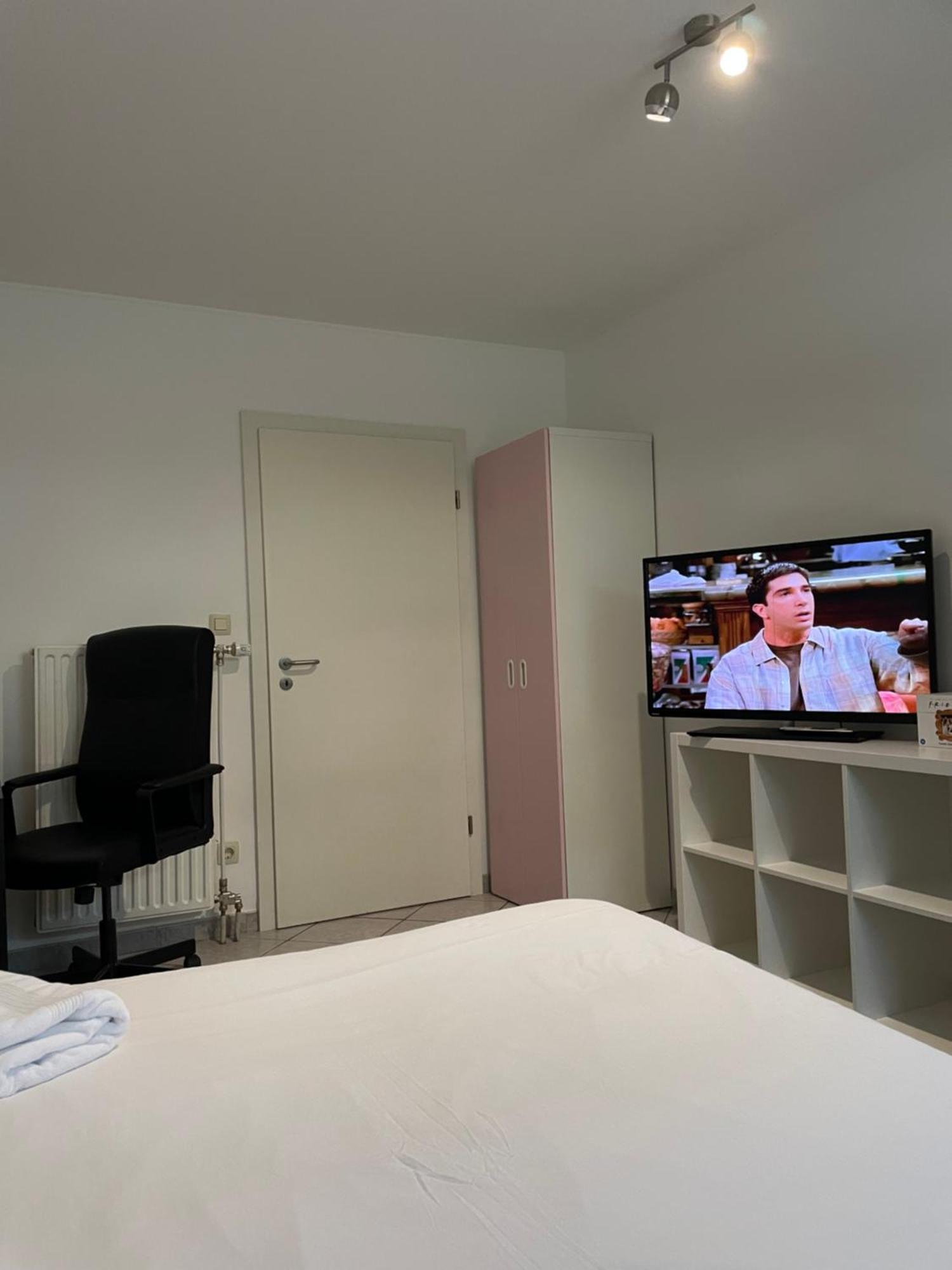 Large Room In Schuttrange Free Parking 10Mins To Airport Excellent Customer Services Екстер'єр фото